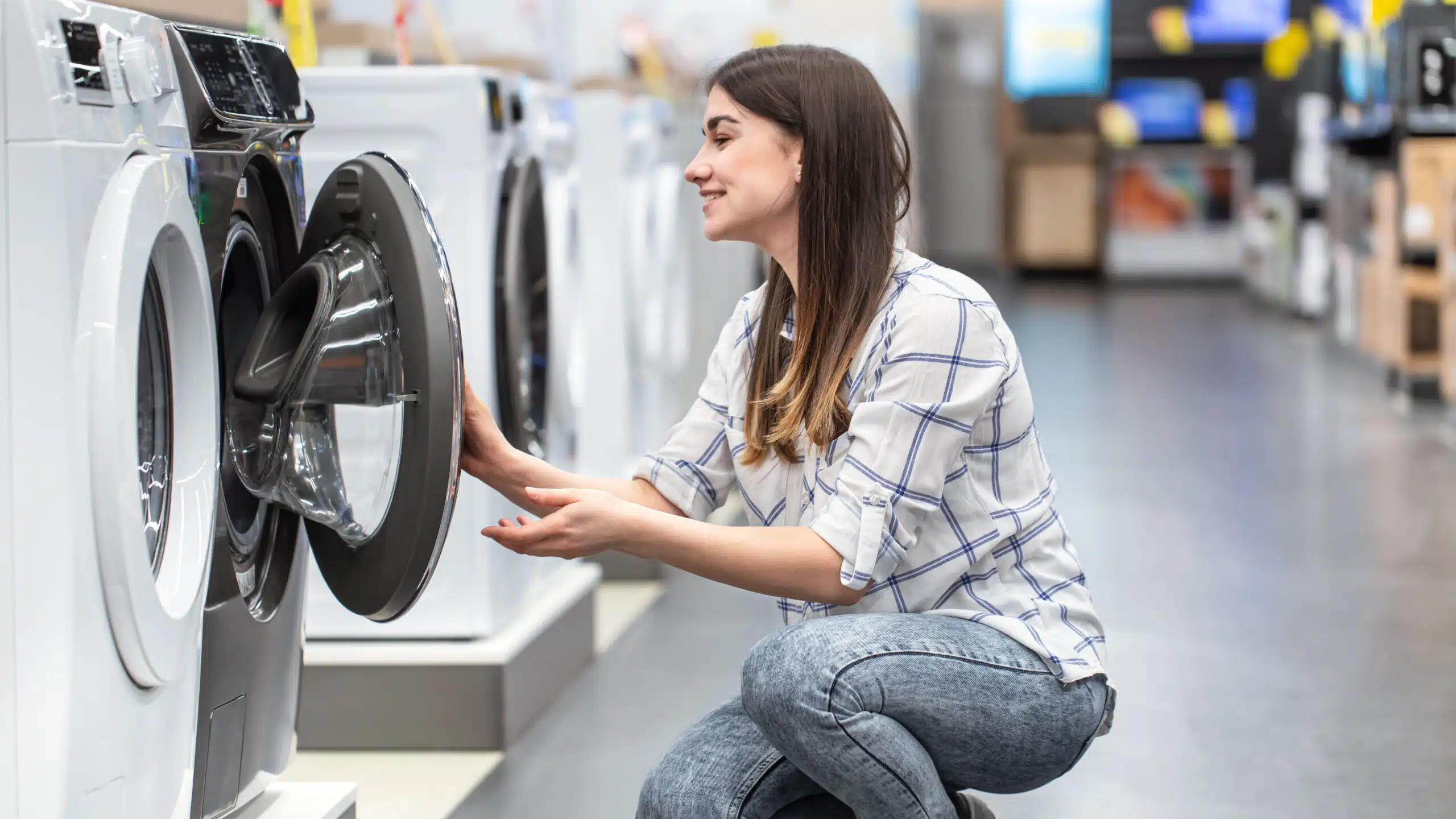 Frau bei Waschmaschine